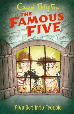 The Famous Five 8: Five Get Into Trouble (Paperback)